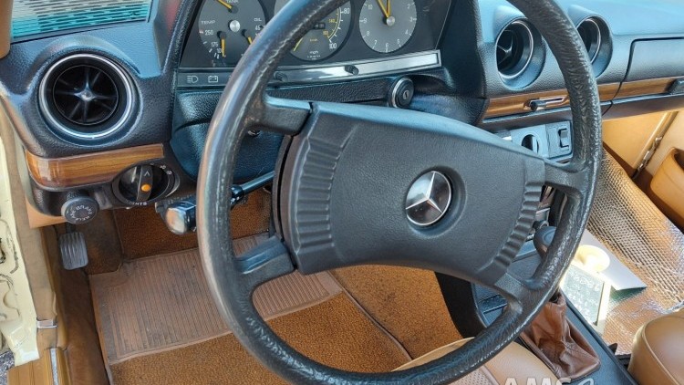 Mercedes-Benz 240 D C/ AC vers&atilde;o americana